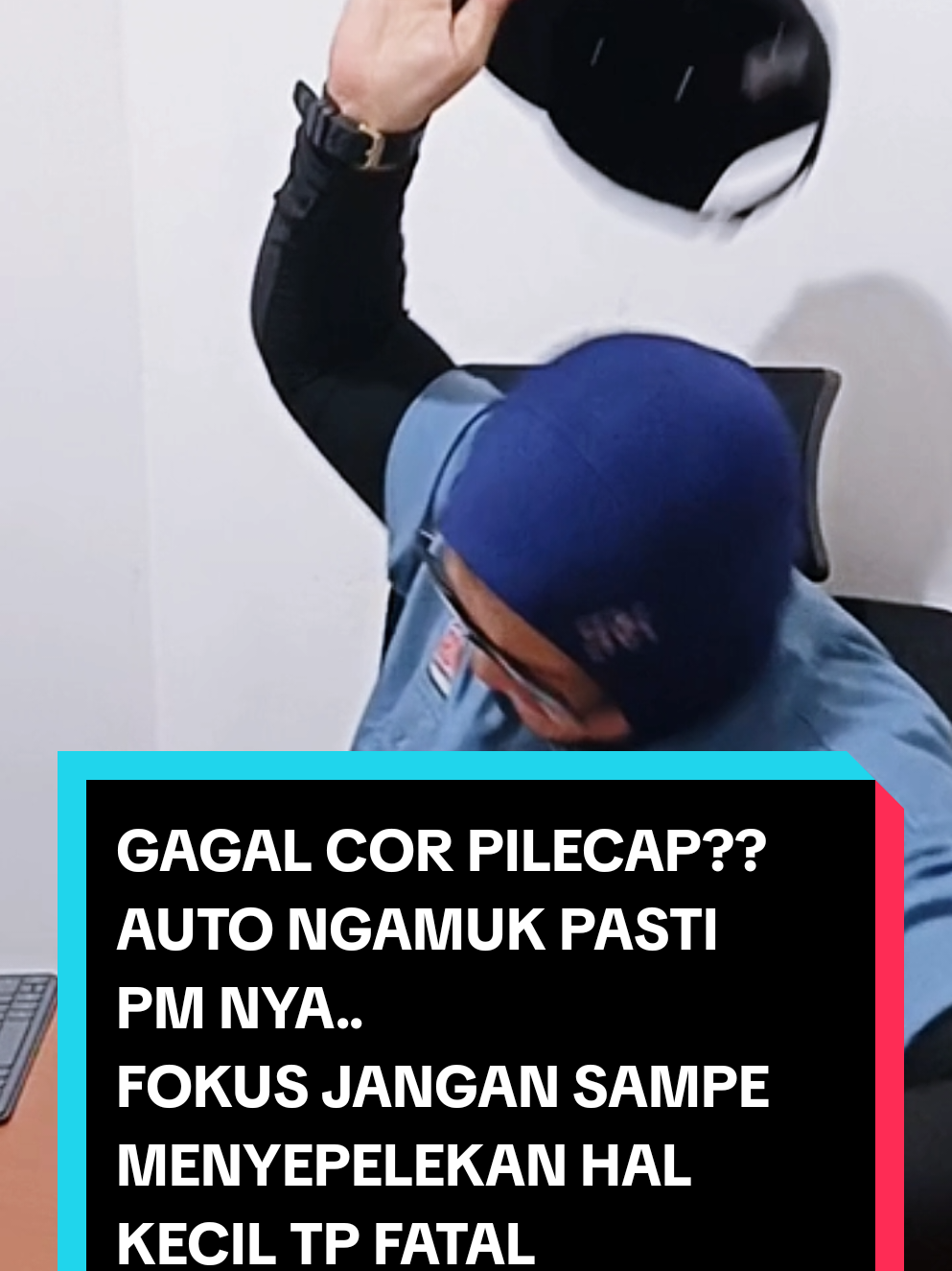 Gara-gara salah baca simbol tulangan, satu pilecap gagal cor… dan project manager langsung “mendidih”. Jadi hari ini aku ajarin tim cara baca simbol penulangan layer 1 & 2 — biar besi nggak salah posisi, dan kepala nggak ikut “meleleh”.  Eh, ternyata yang mereka fokusin malah… baju sama topi yang aku pake. Tenang, itu bukan APD baru. Itu style kerja sopan tapi tetap keren dari @engineerworkwear  #proyek #construction #fyp #fyppppppppppppppppppppppp #belajaronline 