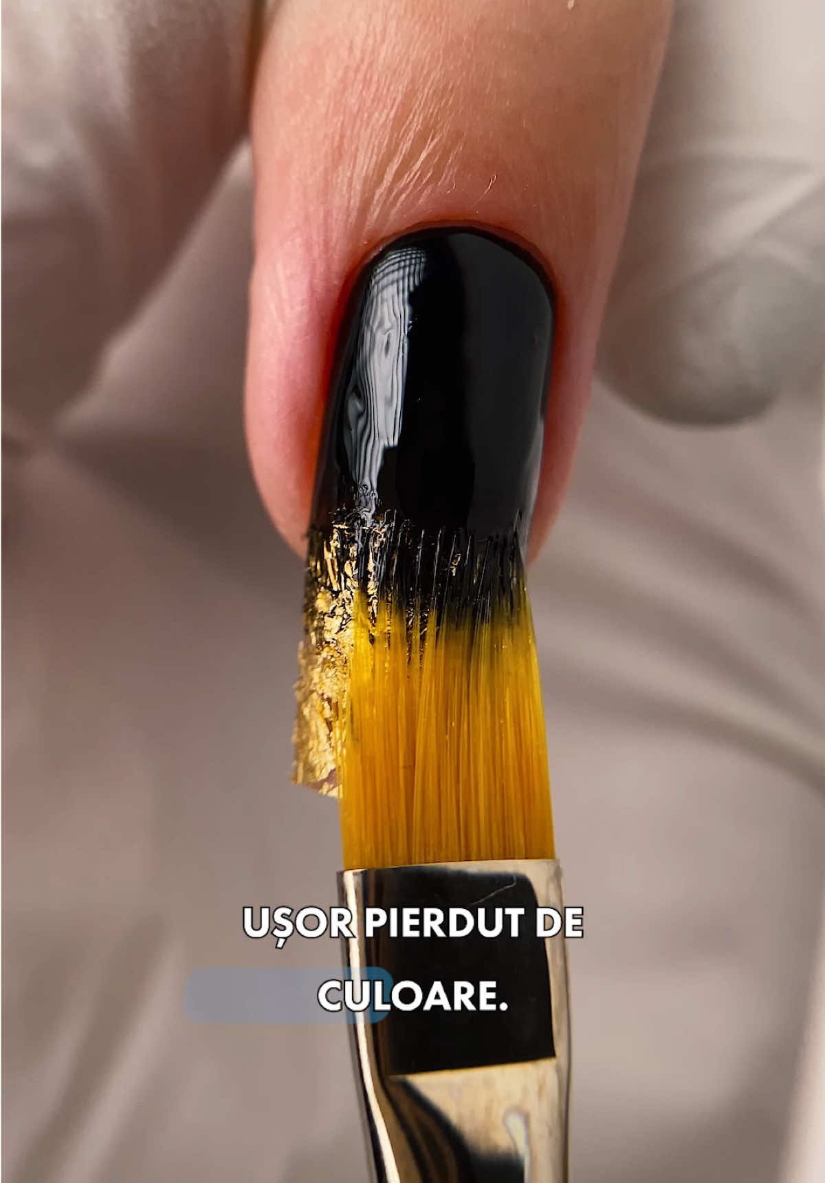 E timpul pentru un design simplu, dar care fura toate privirile. 🥰 @Alina Balog a obtinut contrastul perfect intre ❤️ rosu intens si 🖤 negru. Vezi pana la final care este de fapt secretul acestui efect spectaculos! 💅🏼 #nail #nailart #nailtutorial #topglassredgn #nailinspiration               