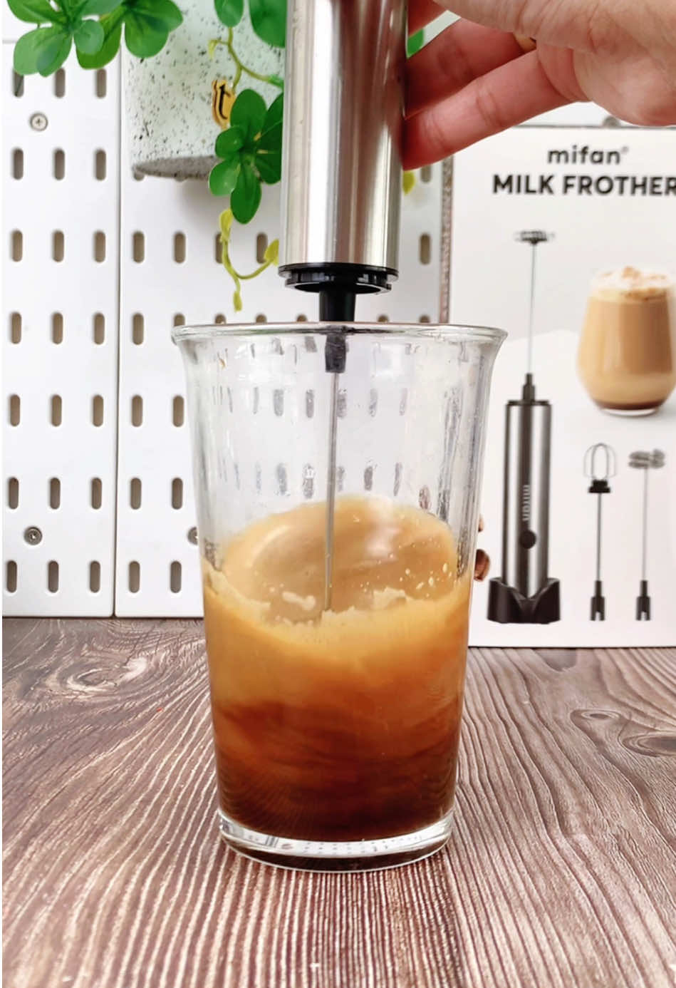 Lần đầu tiên mình đánh cà phê mà lên bọt mọi người à. Đã thế lại còn keo lỳ đã lắm nha ☕️☕️ #maytaobotcaphe #maydanhbotcaphe #maytaobot #maydanhtrung #mifan 