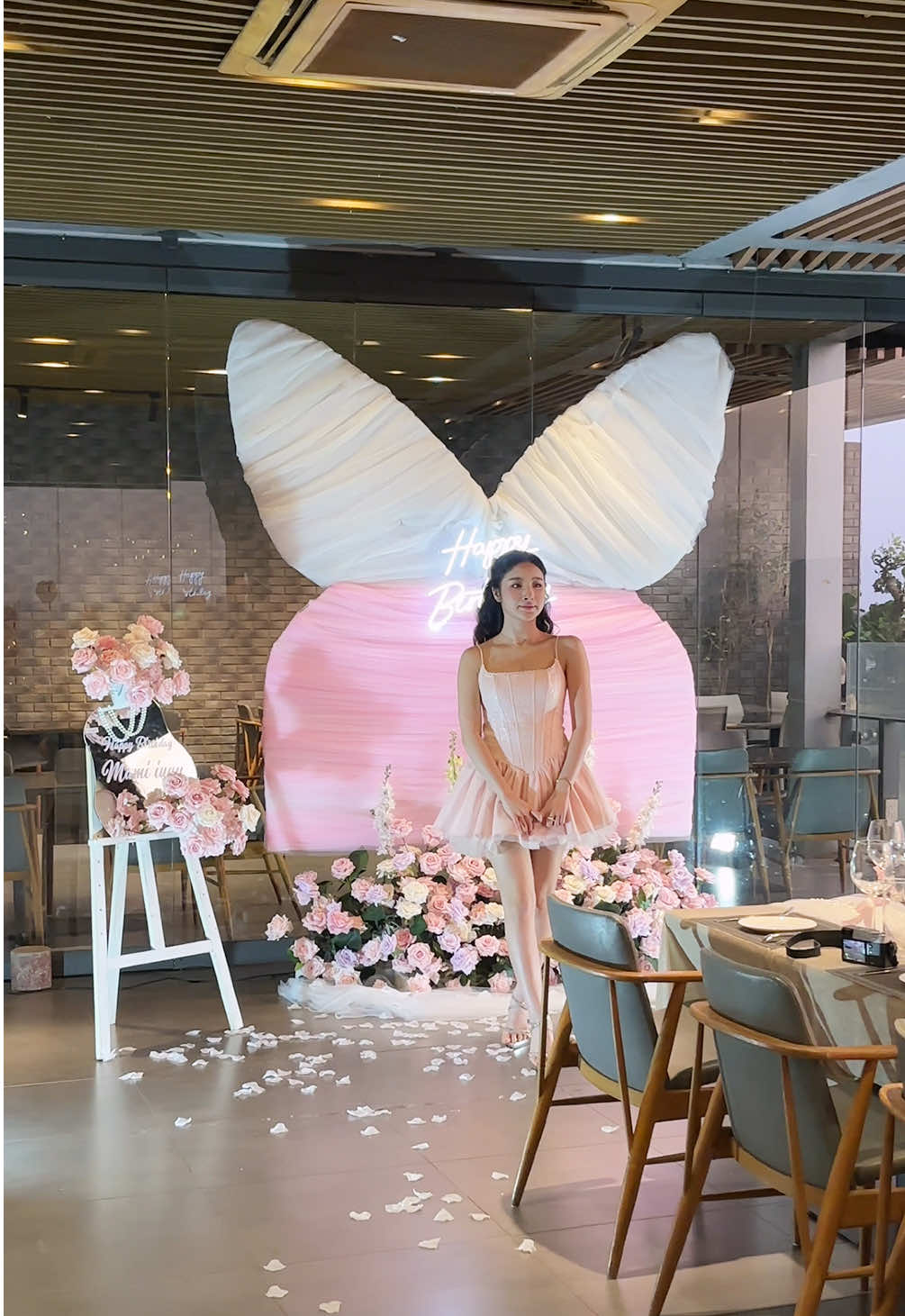 • 𝗧𝗥𝗔𝗡𝗚 𝗧𝗥𝗜́ tiệc sinh nhật, cầu hôn: hoa tươi, hoa lụa • 𝗕𝗔́𝗡 và 𝗖𝗛𝗢 𝗧𝗛𝗨𝗘̂ các sản phẩm hoa lụa • 𝗕𝗼́ 𝗵𝗼𝗮 𝗸𝗵𝗼̂̉𝗻𝗴 𝗹𝗼̂̀ 📍Shop online base in Ha Noi 𝐇𝐚𝐧𝐨𝐢 𝐁𝐥𝐨𝐨𝐦 - 𝐁𝐥𝐨𝐨𝐦 𝐟𝐫𝐨𝐦 𝐭𝐡𝐞 𝐡𝐞𝐚𝐫𝐭 --------------------- #decorsinhnhat #trangtricauhon  #decorcauhon #setupsinhnhat #trangtrisinhnhat