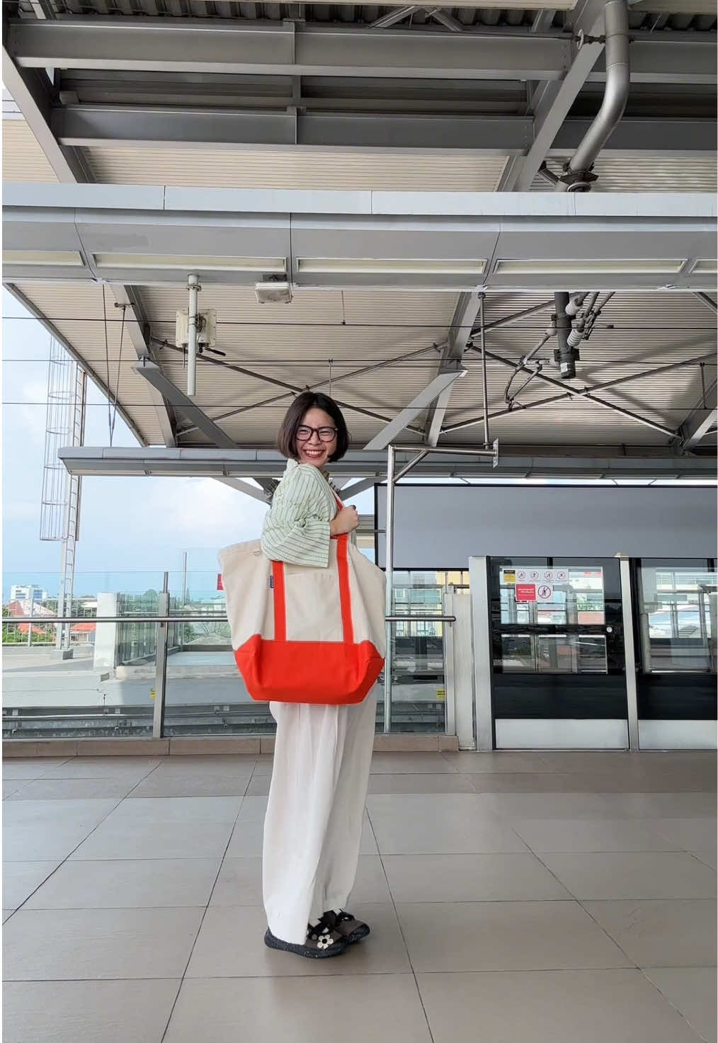 clean fit & a pop of orange — Bobo Tote Jumbo kinda day 🧡