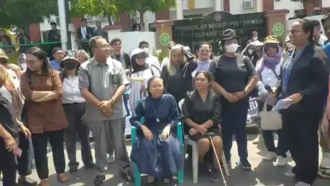 Aksi Demonstrasi dari Saksiminor menunggu detik-detik sidang putusan terhadap eks Kapolres Ngada di Depan Gedung pengadilan Negeri Kupang Kelas IA. Selasa, 21 Oktober 2025