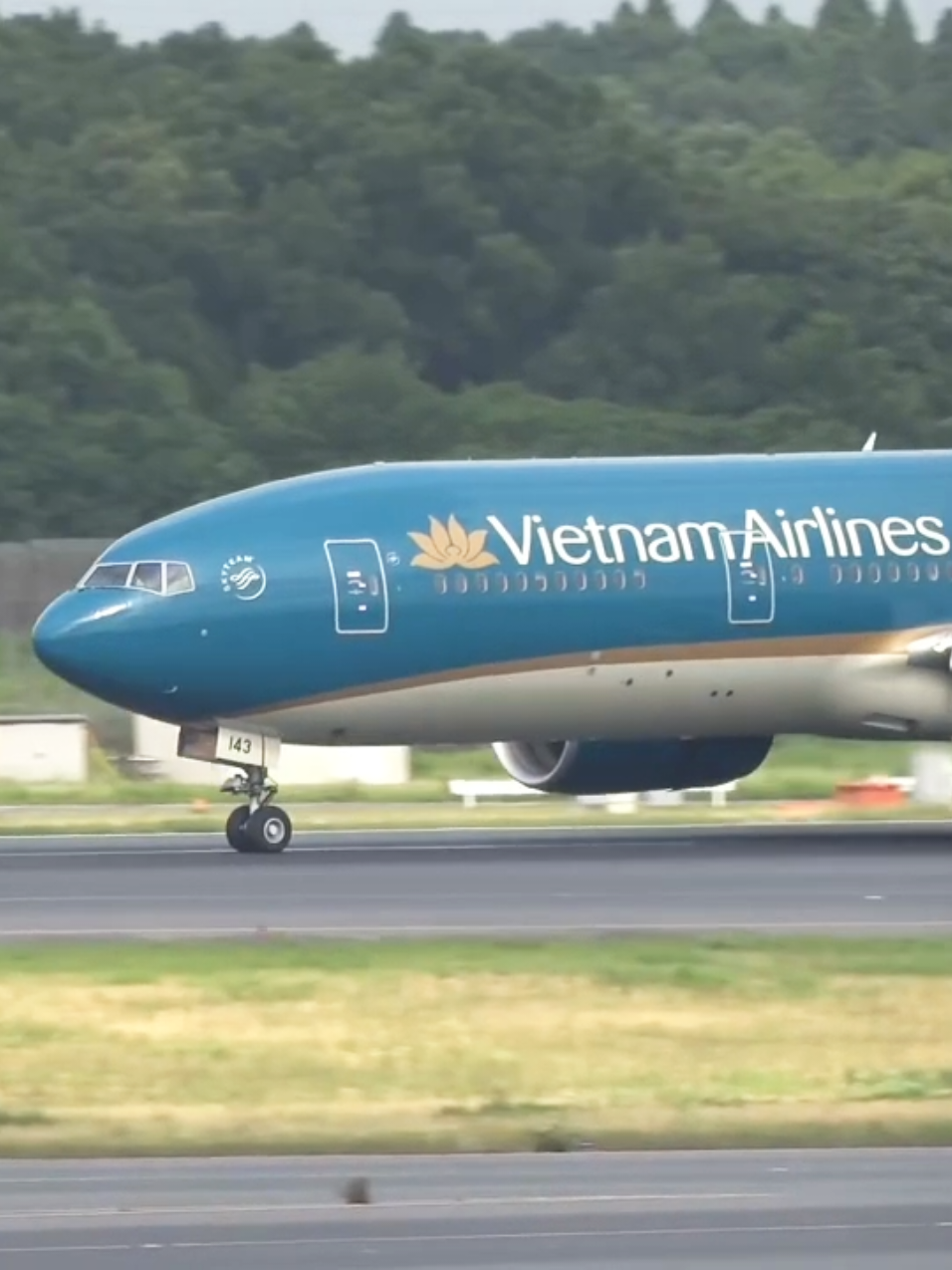 Boeing 777 Hãng hàng không quốc gia Việt Nam hạ cánh tại sân bay Narita (Nhật Bản) #vietnamairlines #aviation #777 #landing #vietnamairlines2011 