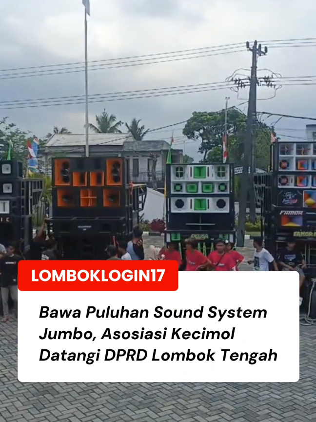 Ratusan massa yang tergabung dalam Asosiasi Kecimol Nusa Tenggara Barat (AK NTB), melakukan aksi demontrasi di kantor DPRD Lombok Tengah, Selasa (21/10/2025). Mereka juga membawa serta puluhan sound system berukuran besar alias jumbo AK NTB mendesak parlemen untuk mencabut seluruh peraturan desa (perdes) yang dibuat oleh sejumlah desa tentang pelarangan pentas bagi kecimol. 