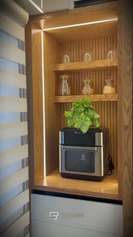 مطبخ أم أشرف من القدس... قصة لحالها 🔥 هي ما كانت بدها أي مطبخ، كانت بدها تحفة تضل تفتخر فيها 👑 اشتغلناه بإيدينا من أول مسمار لآخر لمسة، خامات فخمة، تشطيب بيرفع الراس، وشغل نظيف على الأصول 💪 ويا سلام على الذوق تبعها... classy ع الآخر 😍 بلال مصلح... اسم ما بننحكى إلا عن الشغل الصح 👏 #مطبخ #مطابخ #مطابخ_فلسطين #مطابخ_عصرية #مطابخ_المنيوم       