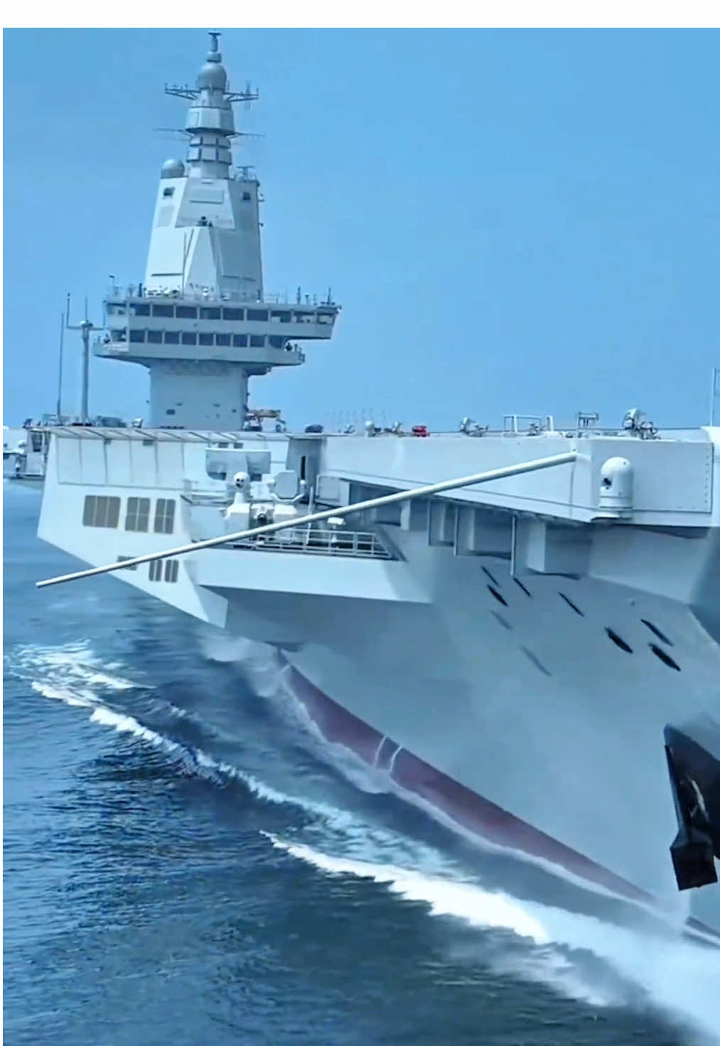 中国最新超级航空母舰“福建舰”是全球唯一采用电磁弹射技术的航空母舰，可搭载约70架舰载机，该超级航空母舰搭载世界唯一的第六代隐身战斗机，配备了先进的近防炮系统、红旗-10防空导弹等防御装备，以及模块化防空和电子对抗系统，能有效拦截来袭导弹和空中飞行目标，为航母编队构筑起坚固的防护网。