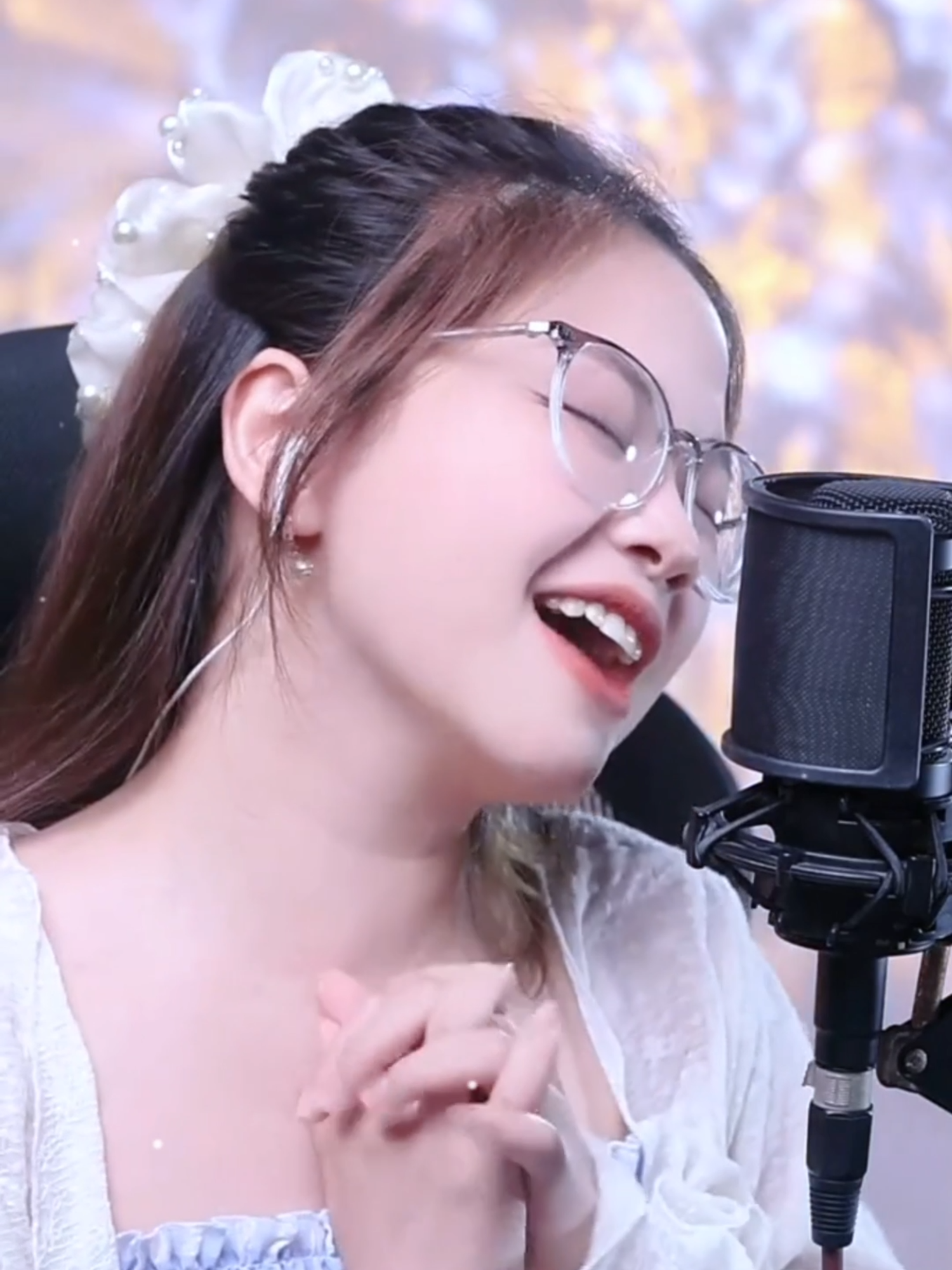 Ôi đã quá lâu rồi không một ai nắm tay... #yennhicover #covers #xuhuong #trending #viral #fyp #music #khongmuonmotminh #vickynhung