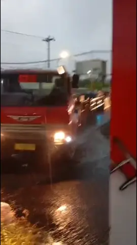 hati hati ya gaes yaaaa ...  kecelakaan kaligawe, semarang. sekitaran sebelum magrib.. #kecelakaan #semarang #kecelakaankereta #infosemarang 