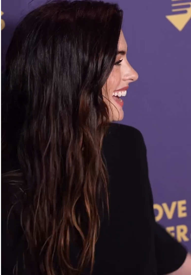 Anne Hathaway at the 19th annual God’s Love We Deliver Golden Heart Awards in New York City last night. @Anne Hathaway #annehathaway #fyp 📹: voguegermany