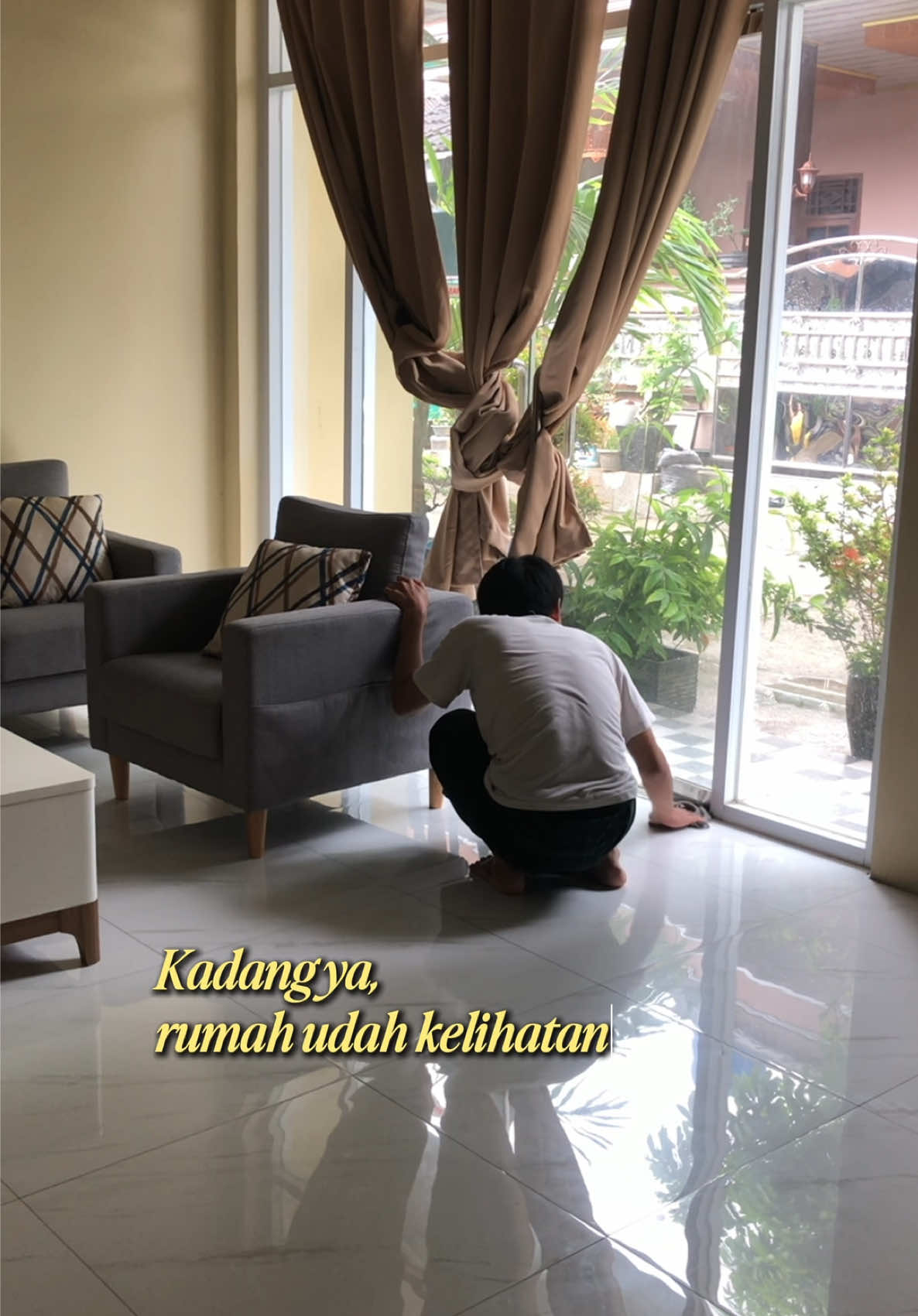 Serius deh, ini Dettol varian pink tuh racun banget 😍 Wanginya peach & grapefruit, lembut banget~ dan bisa buat semua area rumah 🍑 Bersihin meja, kamar mandi, sampe laundry pun bisa 🧺✨ 1 botol bisa buat 100L+ larutan 😳 hemat parah! Rumah bersih ✔️ Wangi tahan lama ✔️ Gak nyengat sama sekali ✔️ #DettolMultipurpose #DettolPink #WhitePeachGrapefruit #disinfectant #dettol @Dettol Indonesia Store 