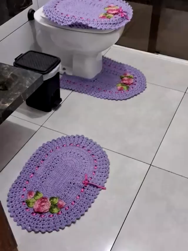 Jogo de Banheiro em Crochê 3 Pçs Colorido com Fita Bordado - #promoção #tiktokshop #trico #crochê #tapetesdecroche #tapetes