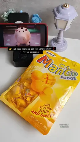 Gummy mangga ni boleh buat ketagih 😭 rasa mangga dia memang asli, masam manis ngam sangat 🍋💛 Kenyal, lembut, dan confirm tak cukup satu.. Baru buka movie, terus habis separuh pack 🤣 manggo lovers korang wajib try ni 🔥 #gummymangga #coowyfudge #manggocandy #gulagulamangga #mangofudge 