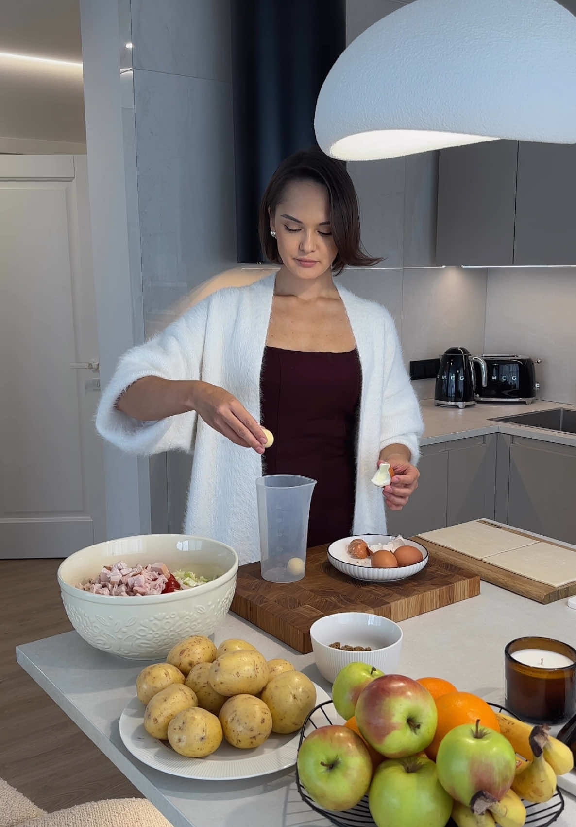 Копченая курочка, картофельная вафля и штрудель🤤 Телеграм канал с красотой для кухни, где я указываю все ссылки и артикулы: mi_l_ka_creator (Прямая ссылка в шапке профиля) Вот ничего необычно, но на сколько это великолепно в своей простоте!  Салат из 4 ингредиентов(четвертый в конце), но он на столько мной любим, что его можно и на новогодний стол👌🏻  Экспериментируйте😏 Салат с копченой курицей: •пекинская капуста 1шт небольшая  •куриная грудка копченая 1шт •томаты черри 2 уп •майонез (можно готовый, но салат станет в 3 раза калорийней, поэтому я делаю ПП) Майонез:  •Греческий йогурт 300мл •куриный желток 2 шт •горчица 2 ст.л (смотрите по вкусу) Все! Салат получается ооочень вкусный и его можно даже если худеете вместо ужина!  Яблочный штрудель: •слоеное дрожжевое тесто 500гр •яблоки 5шт •корица  •коричневый сахар 2-3ст.л (пробуйте на вкус) •крахмал разведены в воде - 1ч.л с горкой  •мороженое для подачи  •желток для смазывания (я не люблю, цвет получается коричневый, у меня и так хорошо запекается) Запекаем 25-30мин при 180градусах✔️ #уютныйдом #ужинрецепт #ужиндома #красиваякухня #красиваяпосуда #рецепт #рецепты #правильноепитание #идеяужина #готовим #готовимслюбовью #готовимдомаслюбовью #готовлюдома #готовлюсама #ужин #вечердома #уютныйблог #рецептынакаждыйдень #красиваясервировка #ппрецепт #уютныйдом #уютныйвечер #готовлюсама 