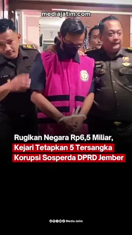 Kejaksaan Negeri (Kejari) Jember tetapkan lima tersangka kasus korupsi pengadaan konsumsi program sosialisasi peraturan daerah (Sosperda) DPRD setempat 2023, Senin (20/10/2025) malam. Sebagaimana diberitakan media ini sebelumnya, kerugian negara dalam kasus ini ditaksir mencapai Rp6,5 miliar. Kepala Kejari Jember Ichwan Effendi mengatakan, lima tersangka itu berinisial DDS, YQ, A, RAR dan SAR. Kendati demikian, Ichwan belum membeberkan peran masing-masing tersangka dalam kasus korupsi ini. Saat ini, Kejari telah menyita barang bukti berupa uang Rp108 juta dan sejumlah dokumen terkait pengadaan tersebut. Selengkapnya di www.mediajatim.com #mediajatim #mengawalsampaituntas #korupsi #kejarijember #infojember 