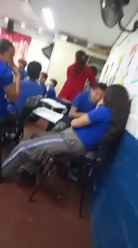 Cul es el trato que Le da esta maestra a los niños de la escuela la goretti en caldas Antioquia No merece ser educadora Escuchemos a nuestros niños por favor