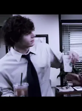 Эван Питерс — американский актер, родившийся 20 января 1987 года в Сент-Луисе, штат Миссури. Он стал известен благодаря своим ролям в различных телевизионных шоу и фильмах. Наибольшую популярность ему принесла работа в антологии ужасов 