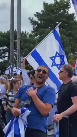 Ribuan Warga Toronto Turun ke Jalan dalam Aksi Solidaritas Palestina Toronto, Kanada - Ribuan warga memadati jalan-jalan kota Toronto dalam sebuah demonstrasi besar yang menunjukkan dukungan terhadap Palestina. Para demonstran, yang membawa bendera Palestina dan spanduk, berjalan dengan tertib sambil menyuarakan tuntutan mereka. Aksi ini menjadi salah satu bentuk solidaritas global yang terus mengalir, menunjukkan bahwa isu ini memiliki resonansi yang kuat di berbagai belahan dunia. Meskipun berada ribuan kilometer dari Timur Tengah, masyarakat di Toronto menunjukkan kepedulian dan komitmen mereka terhadap perdamaian dan keadilan di Palestina. #freepalestine #freegaza #palestine #palestina #fyp 