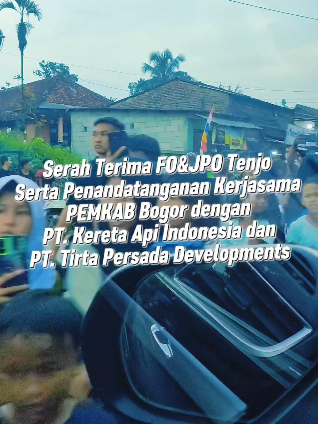 ✨ Serah Terima Fly Over & Jembatan Penyeberangan Orang Stasiun Tenjo ✨ Hari ini, Selasa, 21 Oktober 2025, telah dilaksanakan Serah Terima Fly Over dan Jembatan Penyeberangan Orang (JPO) pada Stasiun Tenjo sebagai bentuk nyata peningkatan infrastruktur dan aksesibilitas transportasi publik di wilayah Kabupaten Bogor. Kegiatan ini turut dirangkaikan dengan Penandatanganan Kerjasama antara Pemerintah Kabupaten Bogor, PT Kereta Api Indonesia, dan PT Tirta Persada Developments, yang dilakukan secara langsung oleh Bupati Bogor. Langkah kolaboratif ini menjadi wujud sinergi antara pemerintah daerah dan pihak swasta dalam mendukung kemudahan mobilitas masyarakat serta pengembangan kawasan berorientasi transit di Kabupaten Bogor. #BogorIstimewa #KabupatenBogor #kutaudayawangsa