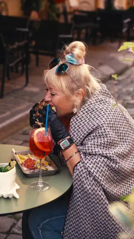 Є миті, коли тільки ти, твій бургер та вайб моєї квартири... Все інше зачекає😌 #кудипітильвів #львів #бургер 