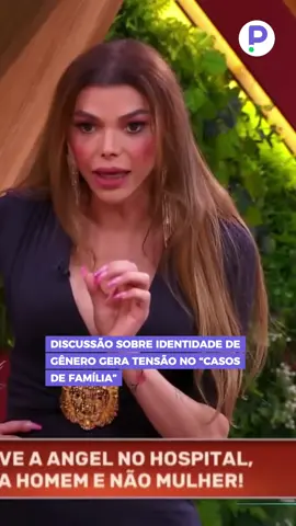 O clima esquentou durante o programa Casos de Família, exibido pelo SBT. A atração trouxe um debate entre a apresentadora e artista Léo Áquilla e a mãe de uma mulher trans, identificada como Angel, que se recusava a reconhecer a identidade de gênero da filha. Durante a discussão, Léo Áquilla ressaltou que, de acordo com a lei, pessoas trans devem ser tratadas conforme o gênero registrado em seus documentos oficiais. A mãe, no entanto, manteve sua posição contrária, afirmando que “no hospital o médico falou que era homem”, o que gerou desconforto e dividiu opiniões entre o público. #Polemica #Familia #Debate #Opinião