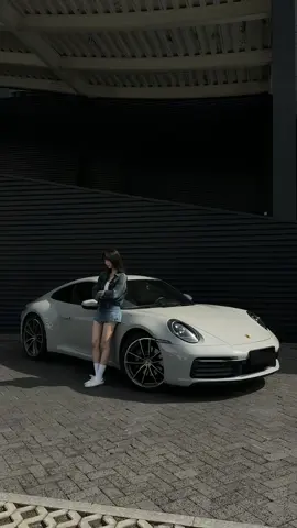Porsche 911 Carrera. 911 là chiếc xe đầu bảng của Porsche, chiếc xe đã tạo nên danh tiếng của hãng xe Đức, với thiết kế trường tồn theo thời gian, cảm giác lái thể thao và tốc độ. 911 luôn nằm trong danh sách muốn sở hữu của rất nhiều người yêu xe trên toàn thế giới. #luxurycars #fyp #fypシ #porsche #911 