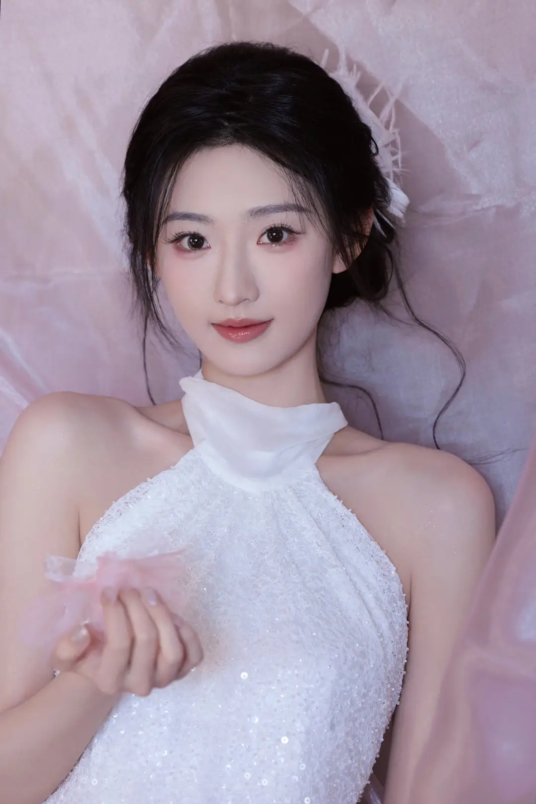 20251021 | studio weibo update (1/3) Mengambil lembut bulu burung bangau 🪶, mencelupkannya dalam cahaya bintang untuk menulis puisi. Dalam putaran cahaya dan bayangan, #yangyutong  datang menyambut angin. #杨雨潼 #chineseactress #杨雨潼nice #yangyutong杨雨潼 