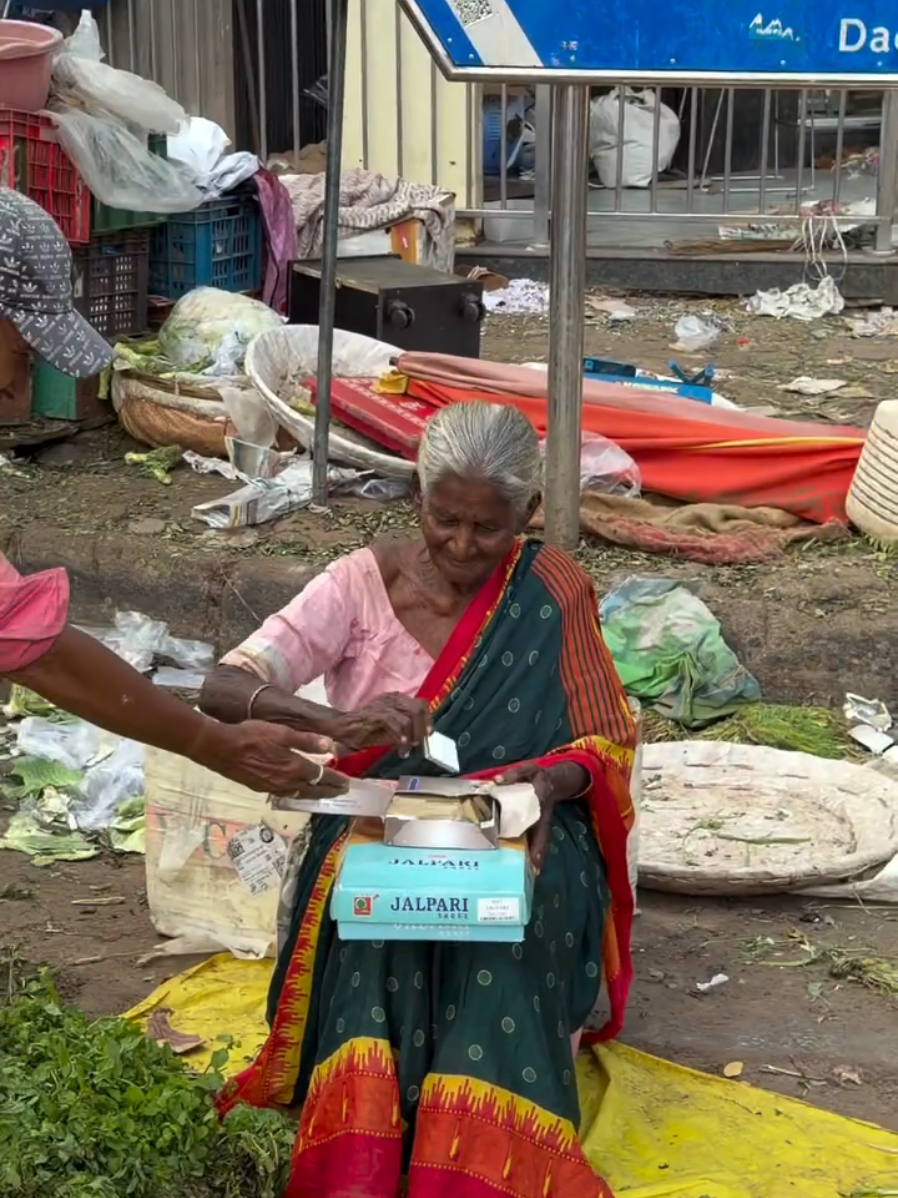 She cried after getting Diwali gift and look how big her heart is🙏❤️ #humanity #sharethelove #Diwali #fypシ #hussainmansuri 