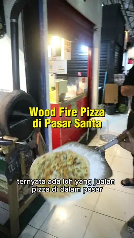 Wood Fire Pizza di dalam pasar. Bisa jadi rekomendasi kuliner pas weekend ke Pasar Santa #pasarsanta #kulinerpasarsanta #kulinerjakartaselatan #pizza 