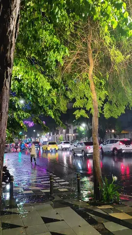 akhirnyaa surabaya rasa pacet😂 #rain #surabaya #4upage 