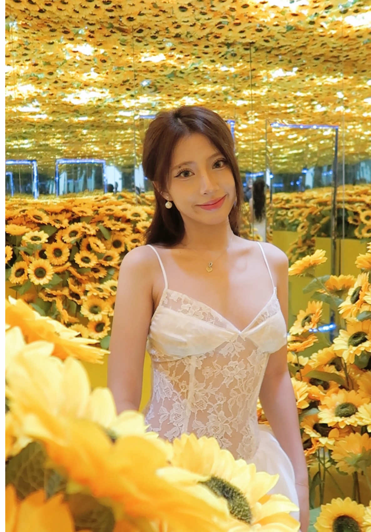 Nàng thơ hoa hướng dương nhá #flyoversttaryskyartmuseum #xuhuong #trienlamanhsang #saigon 