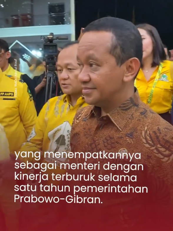 Menteri Energi dan Sumber Daya Mineral (ESDM) Bahlil Lahadalia mengaku belum membaca survei Celios yang menempatkannya sebagai menteri dengan kinerja terburuk selama satu tahun pemerintahan Prabowo-Gibran. Dalam survei tersebut, Bahlil memperoleh skor -151 dan berada di posisi teratas daftar menteri berkinerja buruk. Saat menghadiri Tasyakuran HUT ke-61 Partai Golkar di Kantor DPP Golkar, Slipi, Jakarta Barat, Senin malam, 20 Oktober 2025, Bahlil sempat ditanya wartawan mengenai hasil survei itu. “Dari survei Celios, Bapak disebut menteri dengan kinerja terburuk di kabinet setahun terakhir,” tanya wartawan. Menanggapi hal itu, Bahlil hanya menjawab singkat dan mengaku belum membaca laporan tersebut. “Saya coba baca dulu ya,” ungkap Bahlil. Bagaimana menurut kamu? Creative Video: Abdul Rouf Ade Segun #prabowo #viral  #republikmedekaonline 