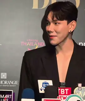 พี่นข : ตาหวานนะวันนี้ พตอ : ใช่มั้ย วันนี้ตาหวานเนอะ หลังจากนั้นก็กลุ้มกลิ่ม  ฮีไปเกาไปเติมมา ยิ้มมาก็ไม่ได้โอ้ย หล่อโว้ย 😜🤭ชอบแม่ๆนักข่าวทันกันสุดๆ  #ต้าห์อู๋ #DAOU #oueiija