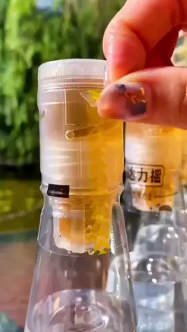 Just give the bottle cap a gentle twist, and the honey and juice will flow into the water. Give it a shake, and you’ll have a freshly mixed bottle of honey water—sweet and tangy, really delicious
 #达力摇蜂蜜水 #好物分享 
