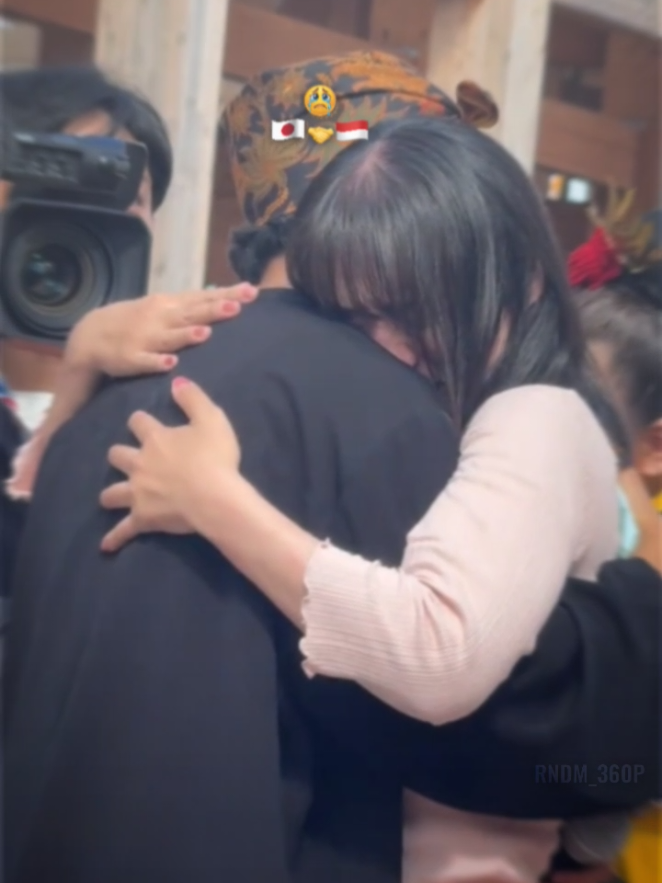 di hari terakhir untuk penutupan #osakaexpo2025 warga jepang enggan pulang karena keramah-tamahan yang di tunjukan warga Indonesia 🤍❤️✨😭... #paviliunindonesia #emotional #japan #indonesia 