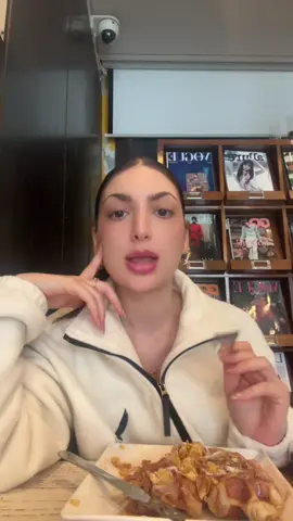 oui y’a des cornflakes sur mon croffle et c’est ok 🙏🏼 #girlytok #coreedusud #seoul #coffeeshop #korea 