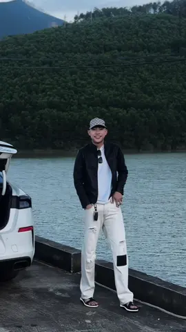 Hãy sống bản lĩnh như một con hổ, ẩn mình để chờ đợi thời cơ. Chứ đừng sống như một con c.hó, gặp gì cũng s.ủa..!