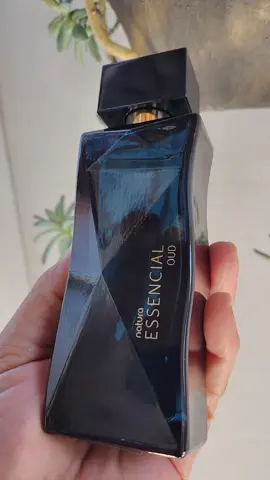 👃 Notas olfativas Essencial oud feminino. Topo: pimenta-rosa, pimenta-preta, damasco/apricot, complexo de frutas secas escuras.  Corpo (meio): rosa, jasmim absolutos, cipriol (nagarmota), pralinê (acorde loukhoum), bálsamo gurjum, priprioca (ingrediente brasileiro).  Fundo: óleo de oud, cedro, sândalo, patchouli, cashmeran, ambrostar, vanilla, copaíba e âmbar-gris.  --- 🎯 Sensação e ocasião de uso É uma fragrância intensa, sofisticada e marcante — indicada para quem busca presença, não algo discreto.  Combina muito bem com uso noturno, em ocasiões especiais ou ambientes onde uma fragrância mais potente encaixa melhor. Por ser mais denso amadeirado/oud, em dias muito quentes ou em ambientes fechados pode “sobressair” bastante — bom tomar cuidado com quantidade. A cobertura e projeção parecem médias-altas para altas, segundo relatos. ✅ #natura  #perfumefeminino  #perfumetiktok  #perfumaria  #autoestima 