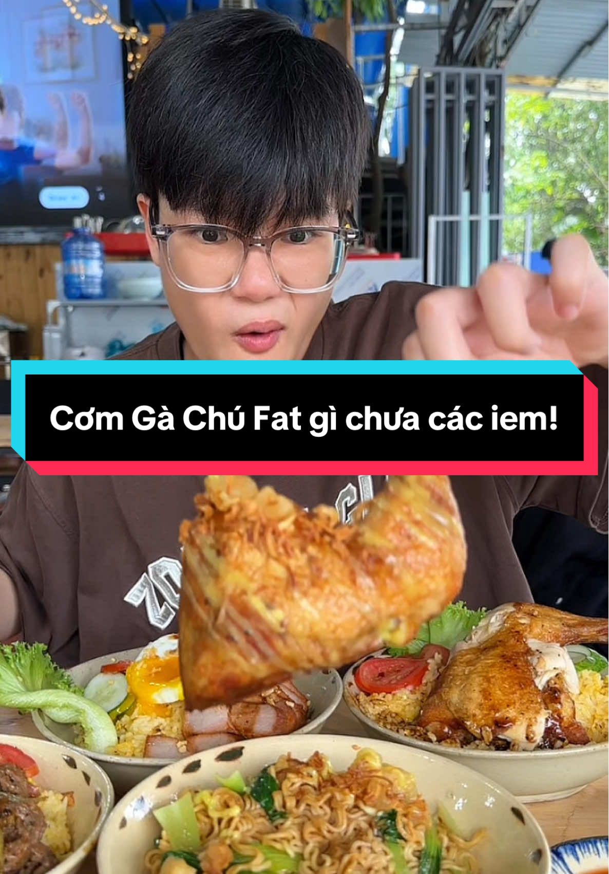 Ừa trông cháu đi bơi vừa ăn cơm gà, quá đã. Quán nhỏ xinh mà chỉn chu lắm, mấy bạn ghé thử nghen 🥰 #tolahanne #hannghiem #FoodLover 