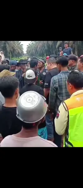Bos CV TMR Bersitegang dengan Warga di IUP PT Timah Tbk (Area PT GML), Tegaskan Tambang Rakyat Harus Punya SPK ​ - Ketegangan sempat terjadi di lokasi penambangan Izin Usaha Pertambangan (IUP) milik PT Timah Tbk, yang berada di dalam areal Hak Guna Usaha (HGU) perkebunan kelapa sawit PT Gunung Maras Lestari (PT GML). Insiden ini melibatkan perdebatan sengit antara perwakilan dari  bos dari CV TMR, dengan sejumlah warga yang beraktivitas di lokasi Tambang Inkonvensional (TI) Sebu. ​Pemicu utama perselisihan ini adalah masalah perizinan tambang rakyat atau kegiatan TI di dalam wilayah IUP tersebut. Berdasarkan informasi yang dihimpun,  bos CV TMR secara tegas menyatakan bahwa kegiatan penambangan di lokasi tersebut, meskipun dilakukan oleh rakyat, harus memiliki Surat Perintah Kerja (SPK) resmi yang diterbitkan melalui mekanisme kemitraan dengan PT Timah Tbk. Dalam perdebatan tersebut, bos CV TMR menegaskan posisinya dengan menyatakan, 