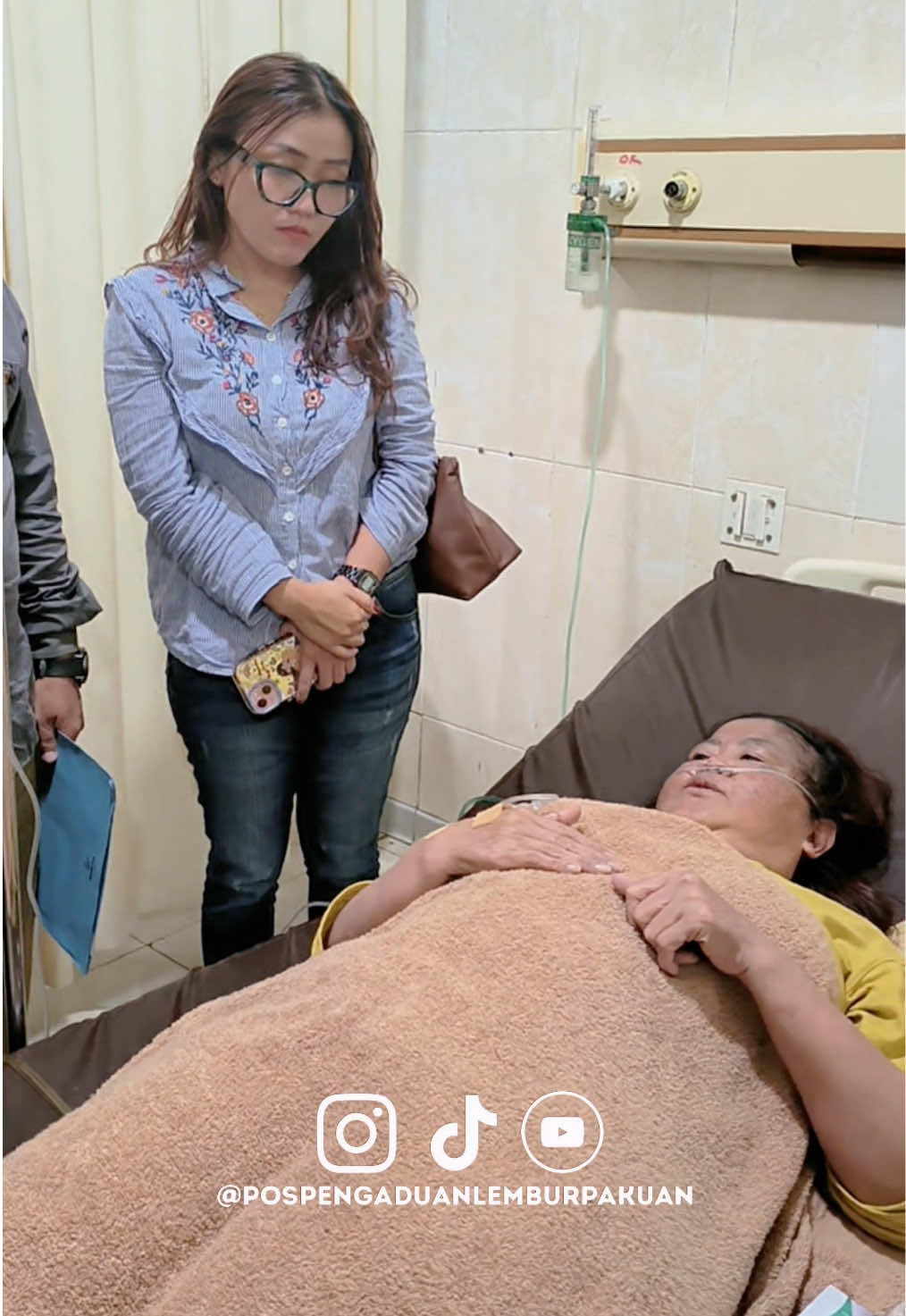 Ibu Dedah, warga Kabupaten Bandung Barat, datang ke Pos Pengaduan untuk meminta bantuan akomodasi dan pengobatan karena menderita luka lambung, jantung bengkak, dan empedu bengkak, serta belum memiliki BPJS. Saat kondisinya drop, Teh Mega segera membawanya ke puskesmas, lalu dirujuk ke rumah sakit. Teh Mega juga berkoordinasi dengan Kepala Desa di tempat tinggal Ibu Dedah, yang kemudian langsung menyusul ke rumah sakit untuk melihat kondisi beliau. Semoga pemerintah setempat dapat lebih memperhatikan warganya yang membutuhkan, khususnya dalam hal layanan kesehatan. #PosPengaduanLemburPakuan  #LemburPakuan #JabarIstimewa 