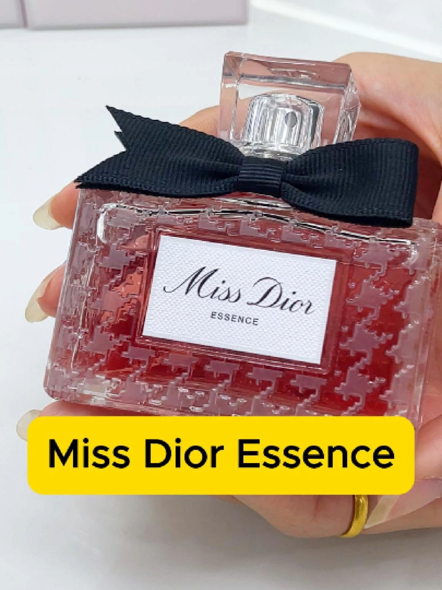 chai nước hoa Miss Dior Essence muốn kể một câu chuyện về sự tự tin, phóng khoáng và nữ tính và chính cấu trúc hương thể hiện rõ ý đồ đó: một hành trình từ ngọt tươi, sang trọng tới chiều sâu gỗ ấm áp, có điểm nhấn khói rất tinh tế.#nuochoa #nuochoanu