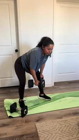 Get your workout in today GIRLFRIENDSSS!! Sometimes repetition is was makes you stronger! I used to not be able to use 25lbs for arm workouts! Showing up is key! 🔑 #fitmom #workout #homeworkout #strong #stayfit 