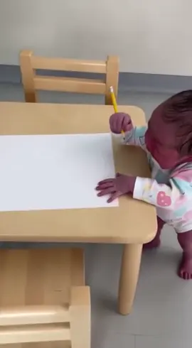 Arzt: „Alles okay?“ Baby: „Warte, ich skizziere kurz was.“ 😂 #kunstwerk 