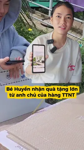 Bé Huyền nhận quà tặng lớn từ anh chủ của hàng TTNT #behuyen15tuoi #phucbay 
