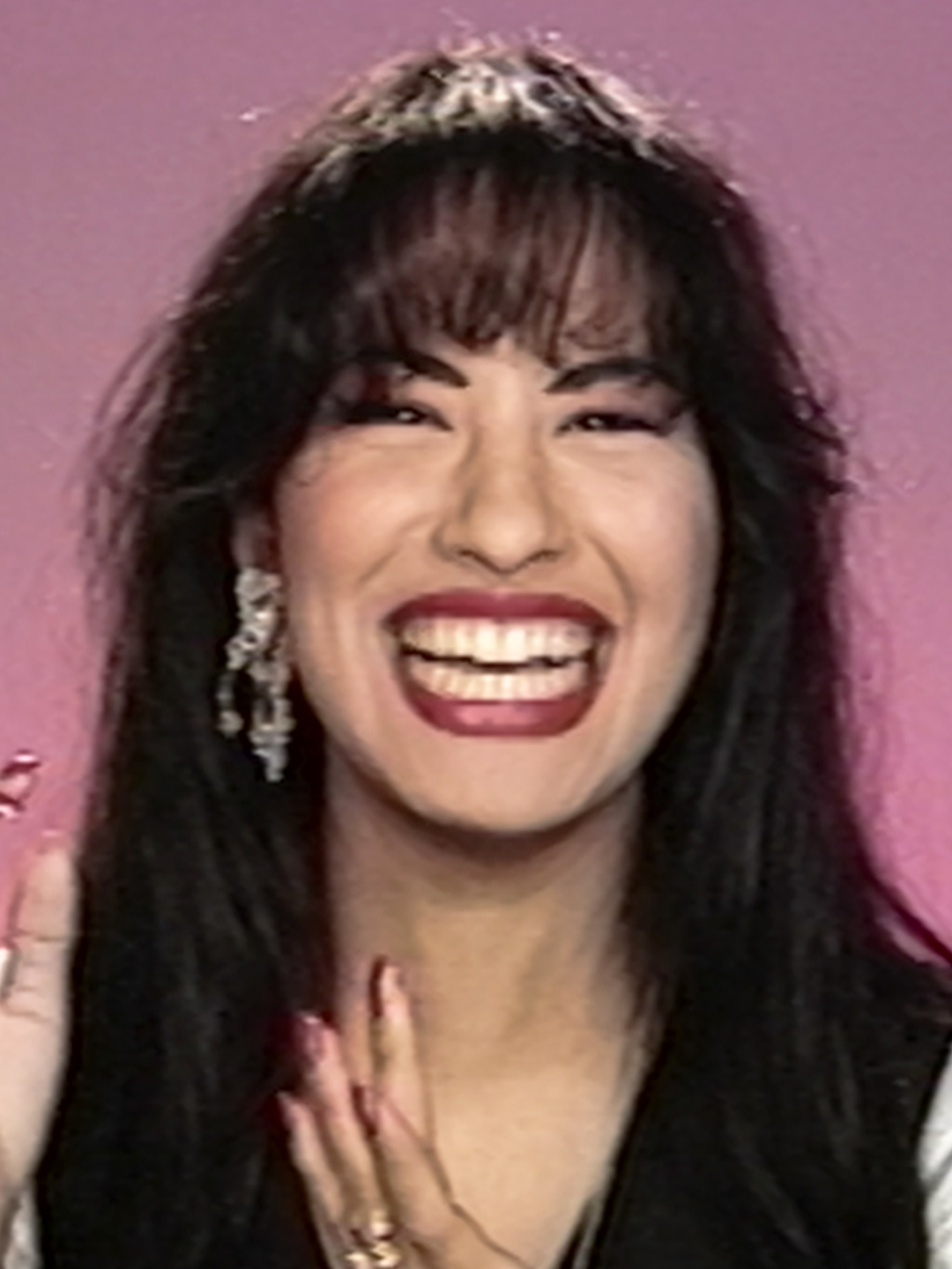 The Queen of Tejano, Selena Quintanilla, captured through never-before-seen footage from the family’s personal archives.  SELENA Y LOS DINOS premieres november 17 🌹