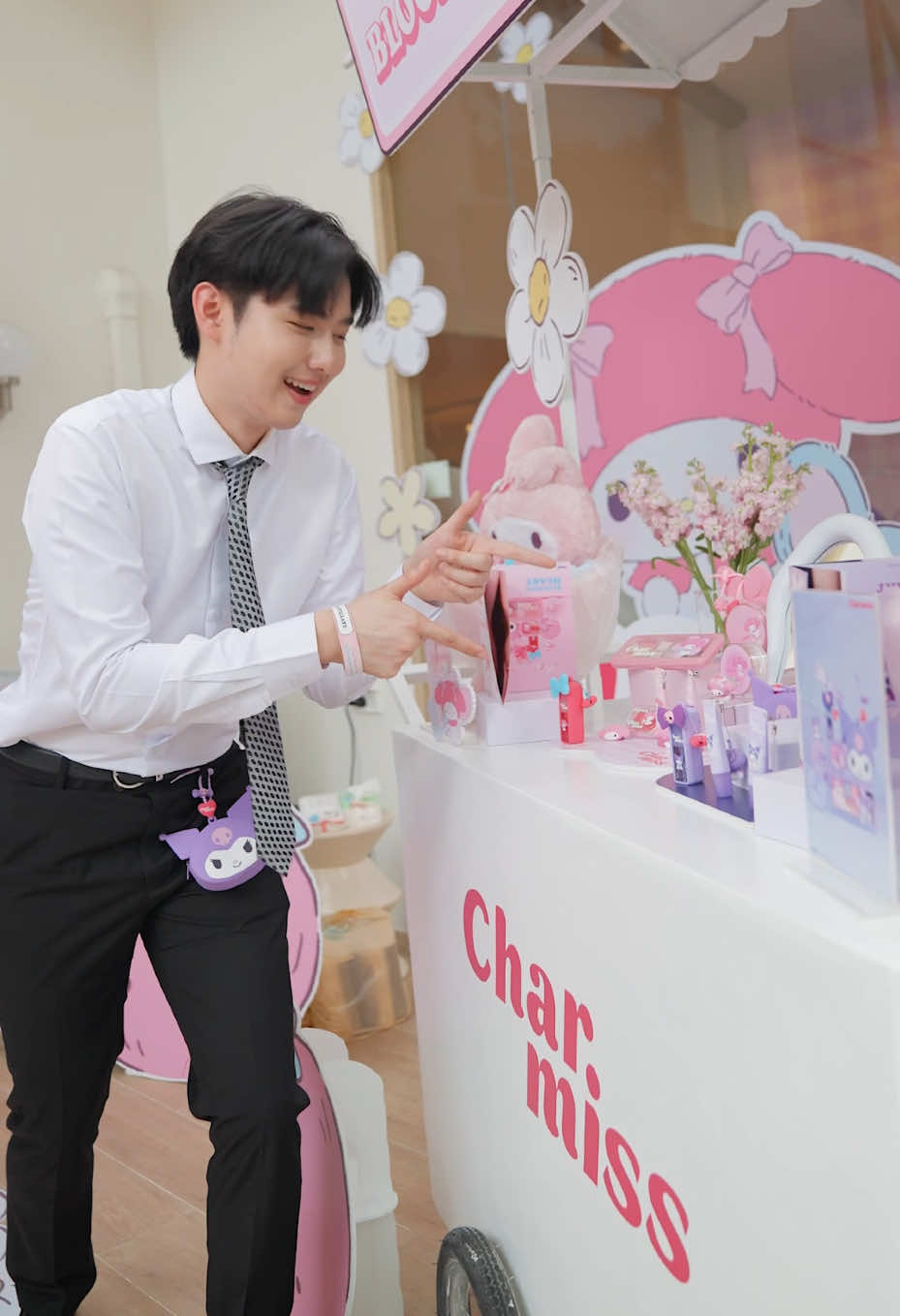 Blooming Together with Charmiss  Sanrio Series 💜🎀  รวมภาพบรรยากาศสุดอบอุ่นจากงาน Charmiss Day ที่ทุกมุมเต็มไปด้วยรอยยิ้ม ความน่ารัก และพลังบวกแบบจัดเต็ม!  ขอบคุณทุกคนที่มาร่วมสร้างโมเมนต์ดีๆ ไปด้วยกัน  ทั้ง Friends of Charmiss, แขกรับเชิญพิเศษ และทุกคนที่มาร่วมฮีลใจในงานนี้ 🌸 ตั้งแต่การเปิดตัวสินค้าใหม่สุดคิ้วท์ 💄 ไปจนถึงกิจกรรม Workshop โดยคุณตู่ Soundtiss เทคนิคการไลฟ์ขายของจากคุณเบล   และมินิคอนเสิร์ตสุดอบอุ่นจากคุณส้ม Zom Marie 🎶 คืออบอุ่นทุกโมเมนต์จริงๆ 💗 ใครพลาดงานนี้ไม่ต้องเสียใจน้า! เตรียมเจอกับ Charmiss  Sanrio Series ได้เร็วๆ นี้  🗓 25.10.2025 | เวลา 7.00 PM  📍 ที่ Live Tiktok :  Charmiss Official  🛒 #CharmissDayBloomingTogether #CharmissSanrioSeries #CharmissBloomingHeart #Charmiss #SanrioThai 