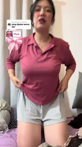Membalas @akudian nih aku spill yang aku pake warna Plum 🌸🩷🎀 Kaos V neck ini vepat banget habis nya 💗Sumpah ini cakep banget dipake di badan keliatan badan lebih langsing 😭😍👌bahan nya juga adem dan melar banget jadi muat BB JUMBO juga ya 💗#kaosvneck #kaosvneckcewek #kaosvneckwanita #kaosvneckjumbo #bajuatasanwanita    
