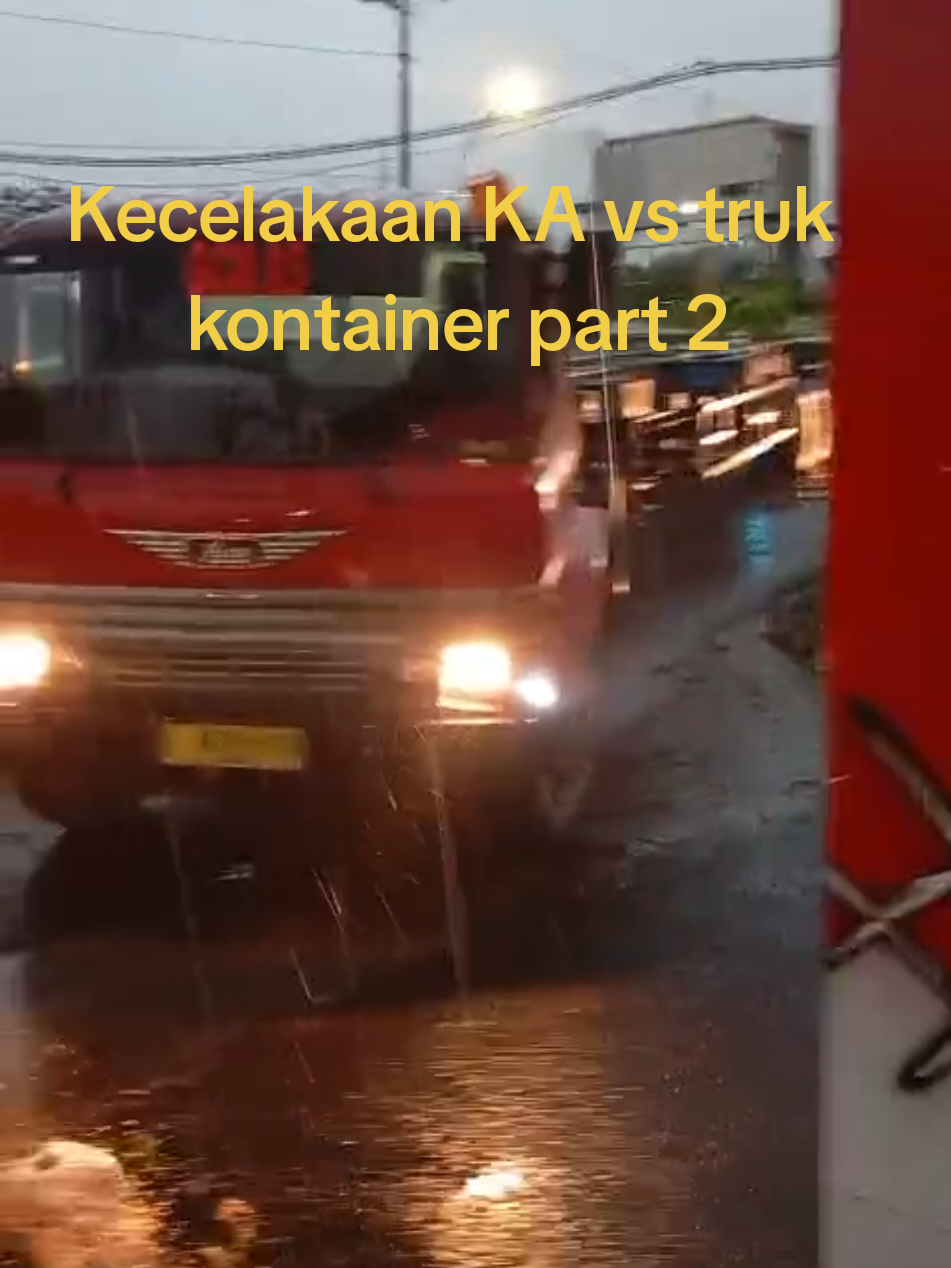 Kecelakaan KA vs truk kontainer lokasi pintu perlintasan kereta api Kaligawe Semarang part 2 .  #kavstruk #kecelakankeretaapi #infokejadiansemarang #palangsepur #kecelakaan 