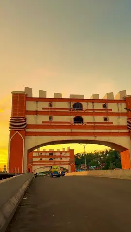 Indah banget sunset kota Kendari 🫀🌄 #gerbangtoronipa #jembatantelukkendari #sunset #fyp #fypシ゚ 