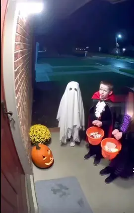 Happy Halloween 🎃 thoses kids will never do it again after this!! The way she says “Good Boy” 🤣🤣 #trickortreet #halloween2025🎃   
